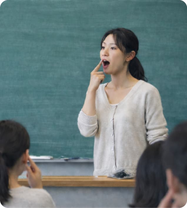 教室で発音指導をする教員の様子
